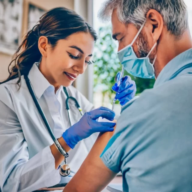 Imagen de una persona que recibe una inyección como tratamiento para la neuritis intercostal
