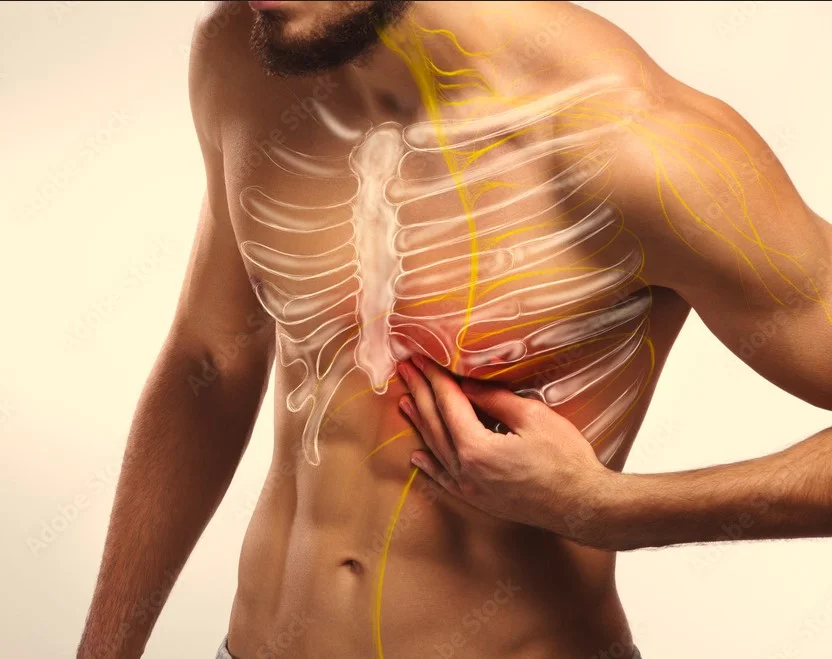 Imagen de torso humano con mano en torax izquierdo. Referida a Tratamiento para la neuritis Intercostal