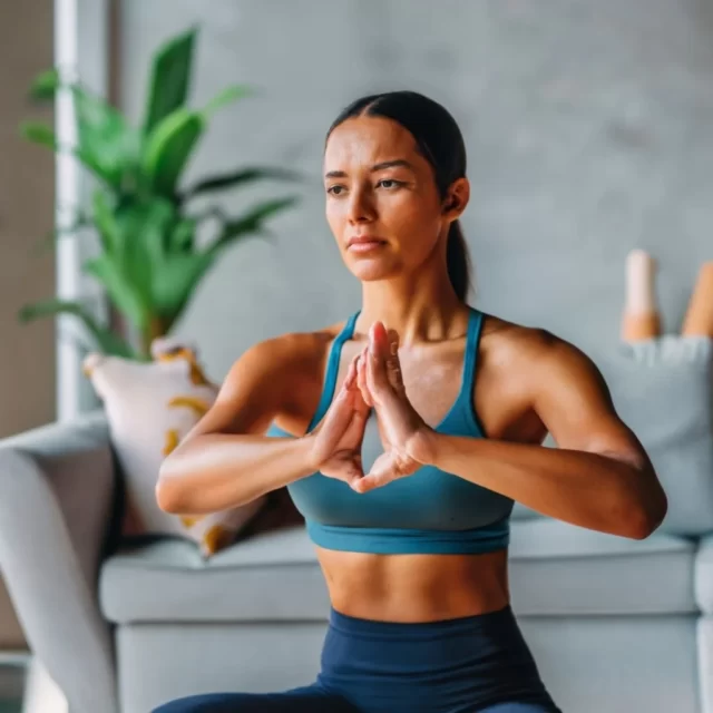 Mujer realizando ejercicios de fisioterapia como tratamiento para la neuritis intercostal.